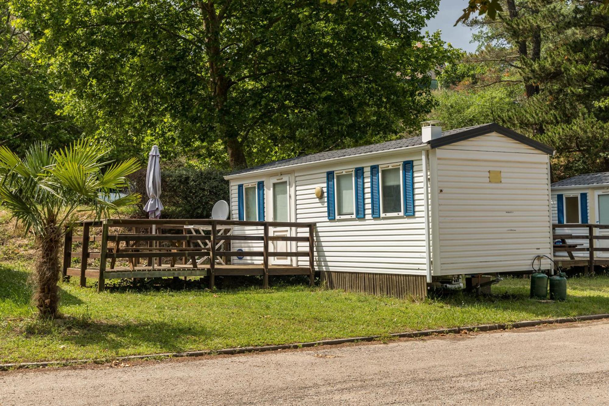 Camping Les Rives Du Lac De Vinca Exterior photo