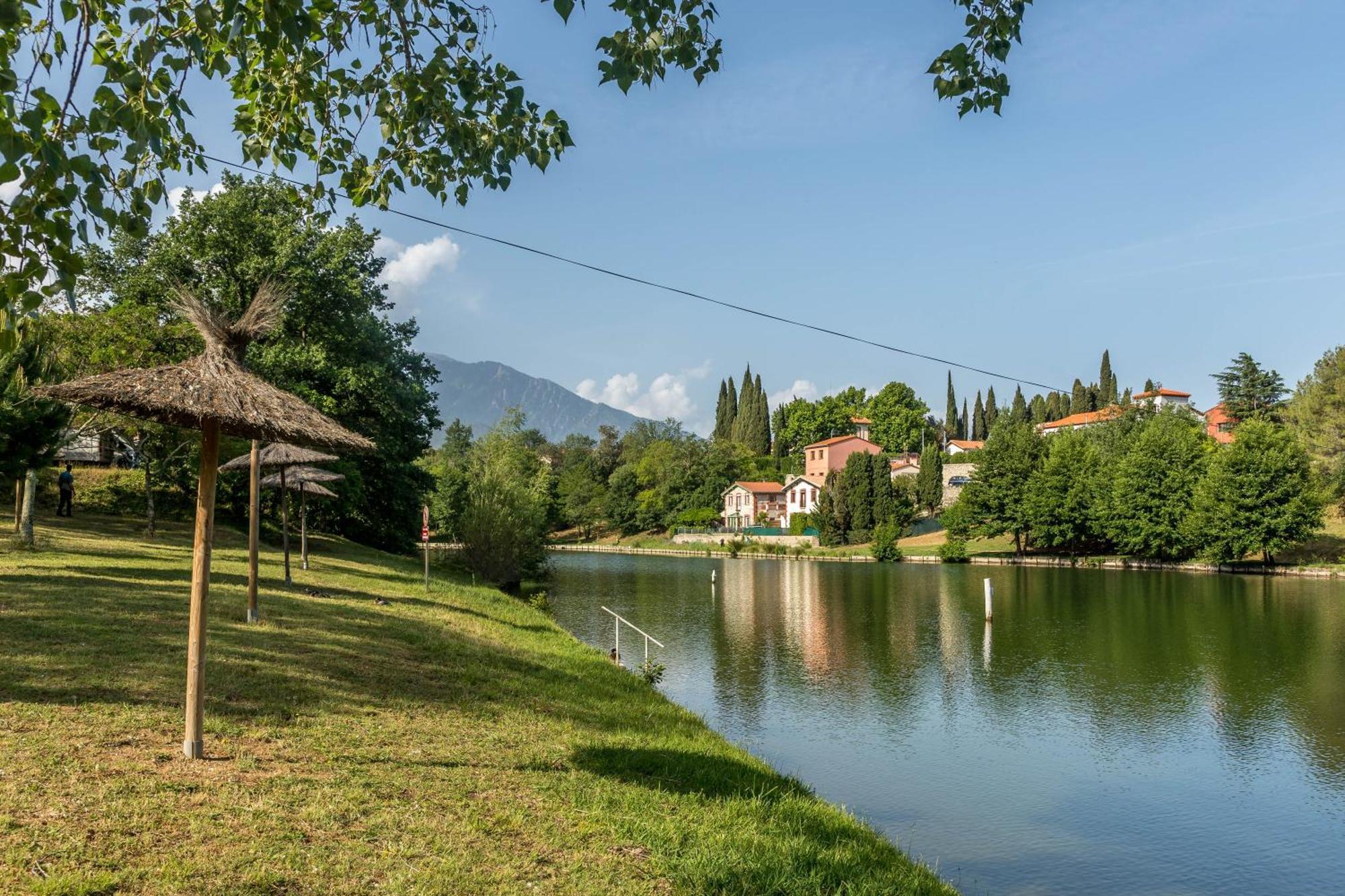 Camping Les Rives Du Lac De Vinca Exterior photo